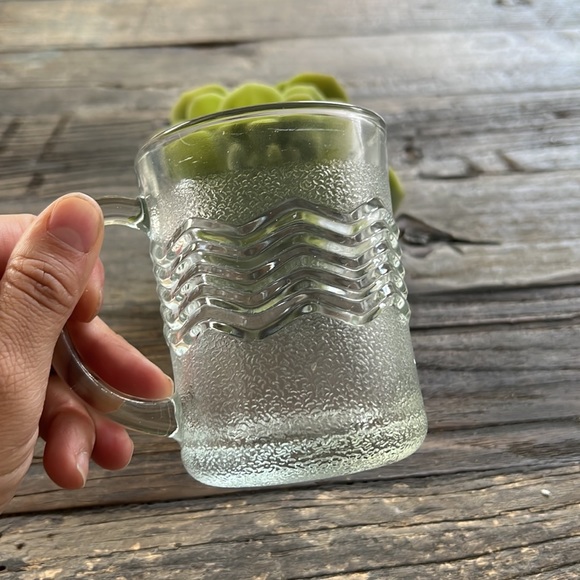 🎁 4/$25 - 🌟HOST PICK!🌟 VINTAGE retro zig-zag pressed glass mugs - Picture 2 of 3